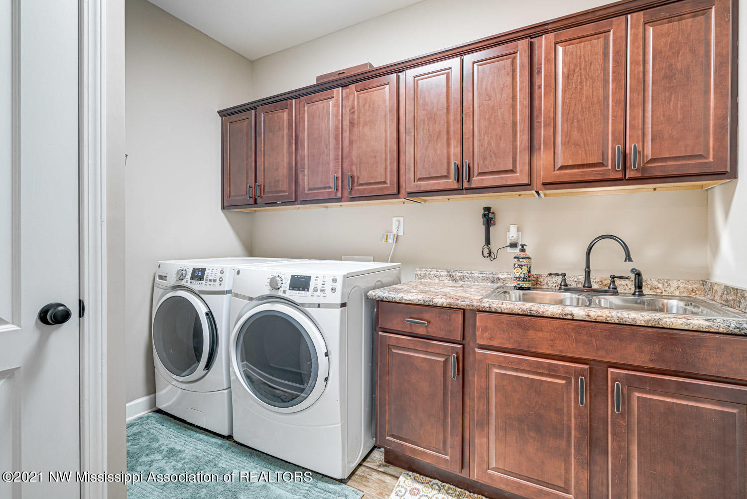 13193 Cathy Road Byhalia, MS 38611 - Photo 27 of 37 Laundry Room with sink