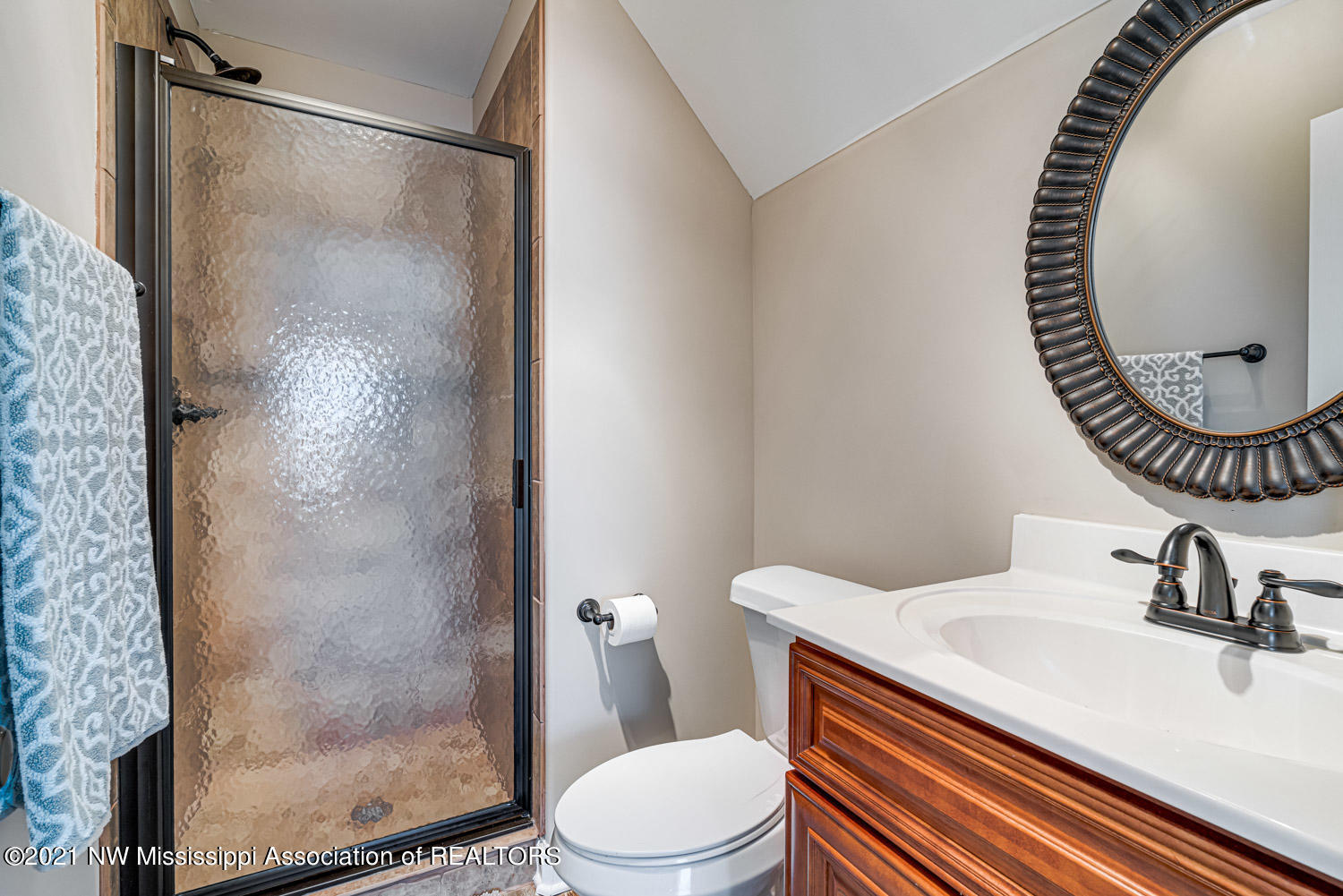 13193 Cathy Road Byhalia, MS 38611 - Photo 28 of 37 Upstairs Bathroom