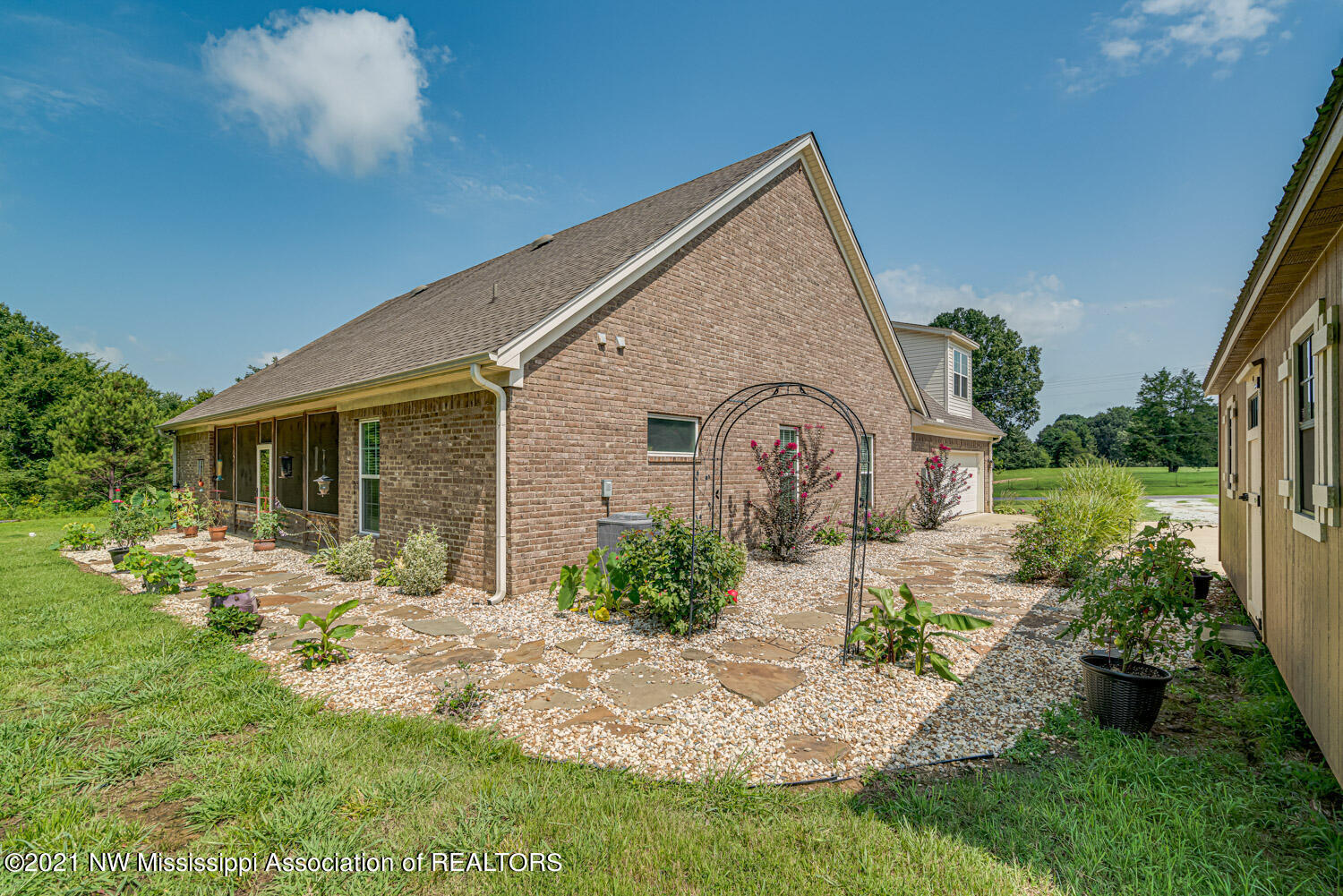 13193 Cathy Road Byhalia, MS 38611 - Photo 36 of 37 Walkway from drive to back patio