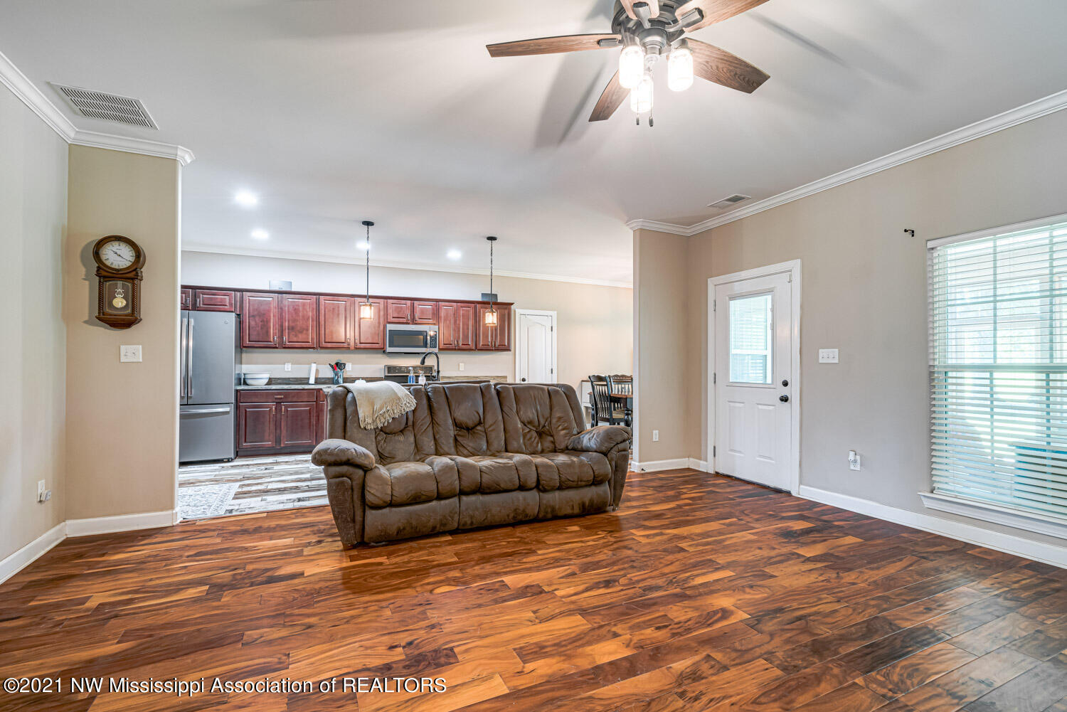 13193 Cathy Road Byhalia, MS 38611 - Photo 10 of 37 Living Room Open to Kitchen