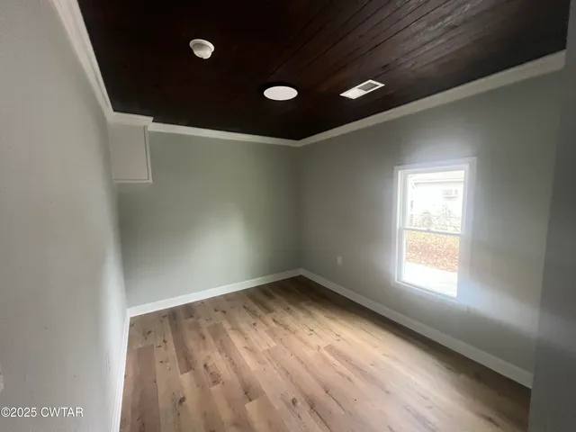 a view of empty room with window