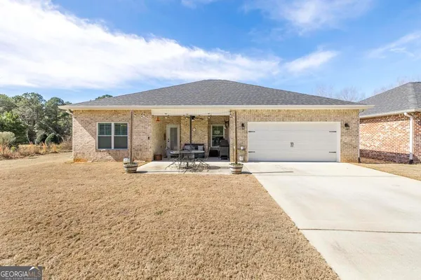 a view of the house with a outdoor space