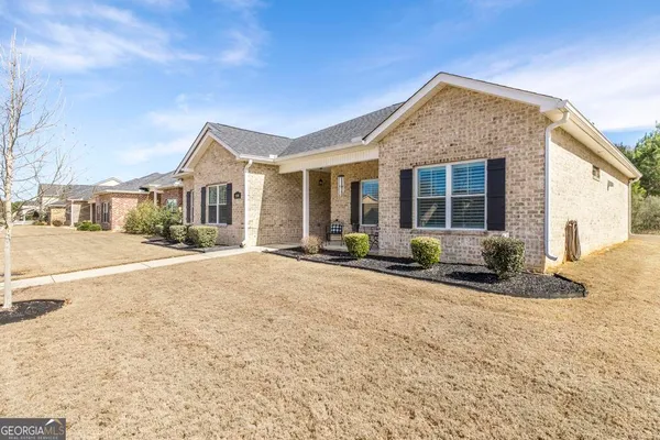 a view of a house with a yard