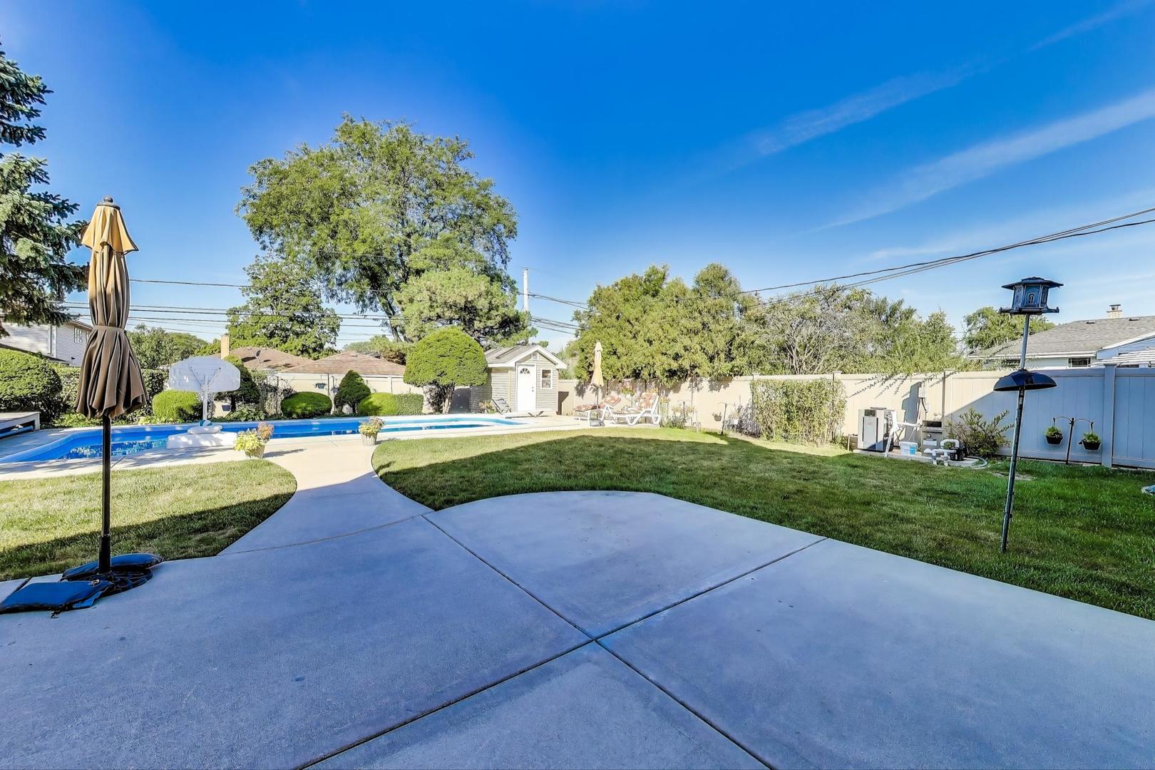 804 Euclid Avenue Elmhurst, IL 60126 - Photo 21 of 28 a view of a park with large trees
