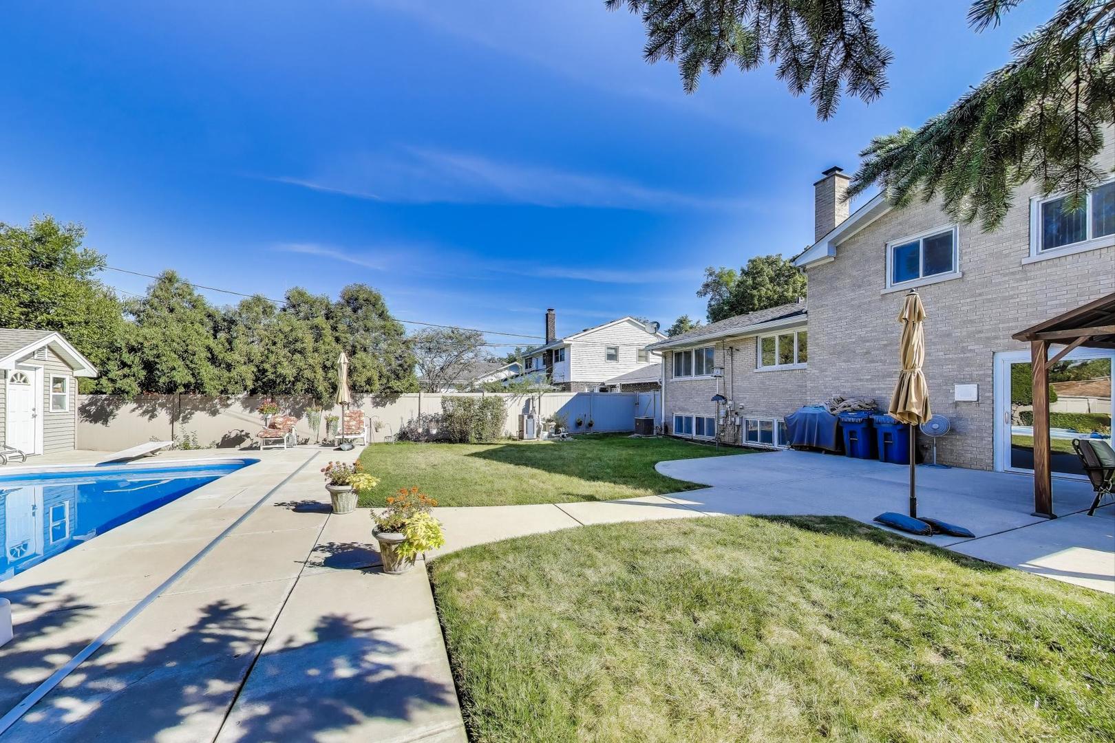 804 Euclid Avenue Elmhurst, IL 60126 - Photo 22 of 28 a view of a house with swimming pool