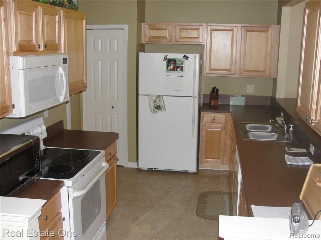 1843 Flagstone Circle, Unit 154 Rochester, MI 48307 - Photo 5 of 20 Open Kitchen