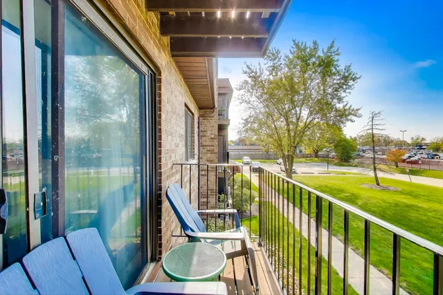 $218,500 | 111 West Brandon Court, Unit E24, Palatine, IL 60067