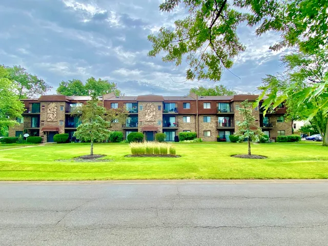 $218,500 | 111 West Brandon Court, Unit E24, Palatine, IL 60067