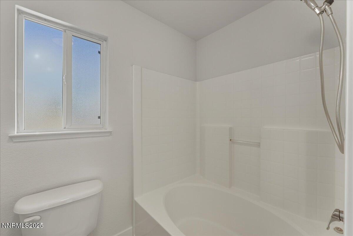17598 Elk Court Reno, NV 89508 - Photo 25 of 43 a bathroom with a toilet and bathtub