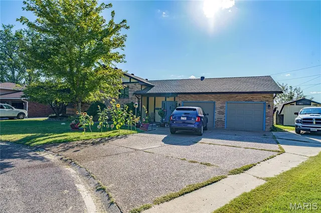 $182,000 | 136 Donna Drive, Hartford, IL 62048