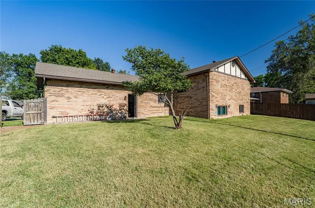 $182,000 | 136 Donna Drive, Hartford, IL 62048