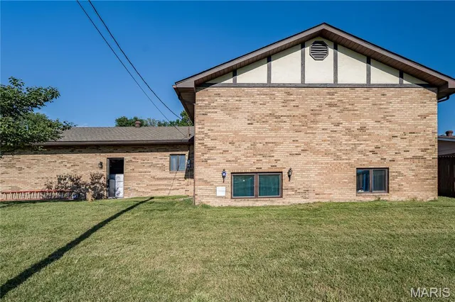 $182,000 | 136 Donna Drive, Hartford, IL 62048