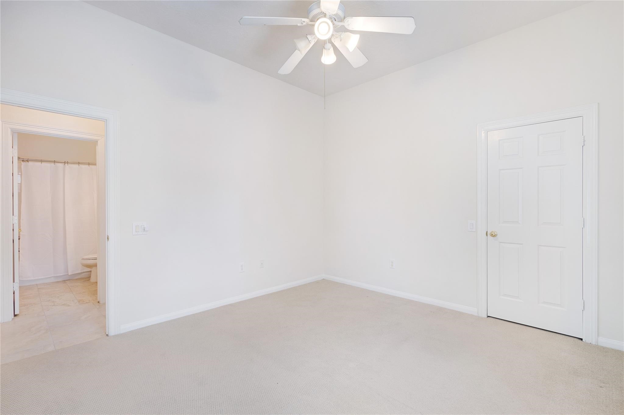 43 Tarrytown Way Conroe, TX 77384 - Photo 29 of 40 an empty room with a chandelier fan