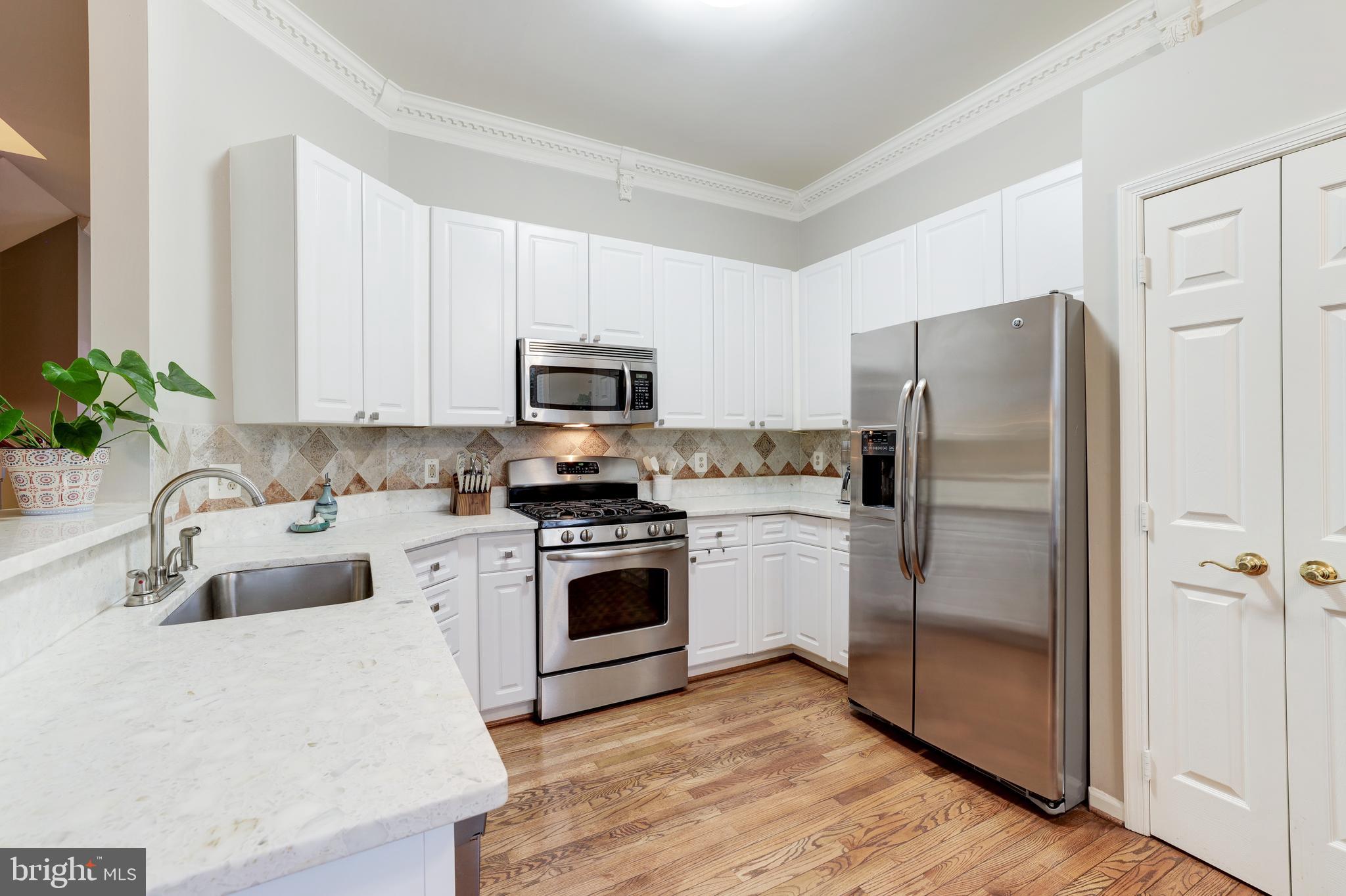 20704 Riptide Square Sterling, VA 20165 - Photo 17 of 47 Gallery Image 17