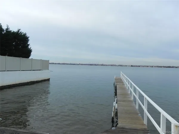 a view of entryway and kitchen