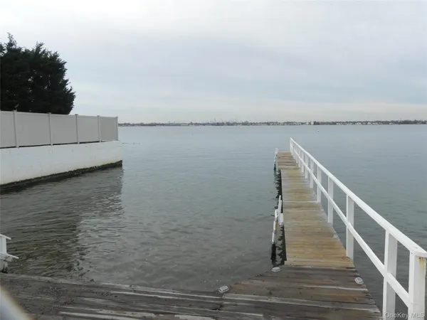 a view of entryway and kitchen