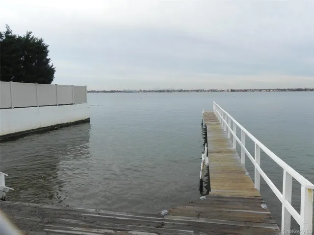 a view of entryway and kitchen