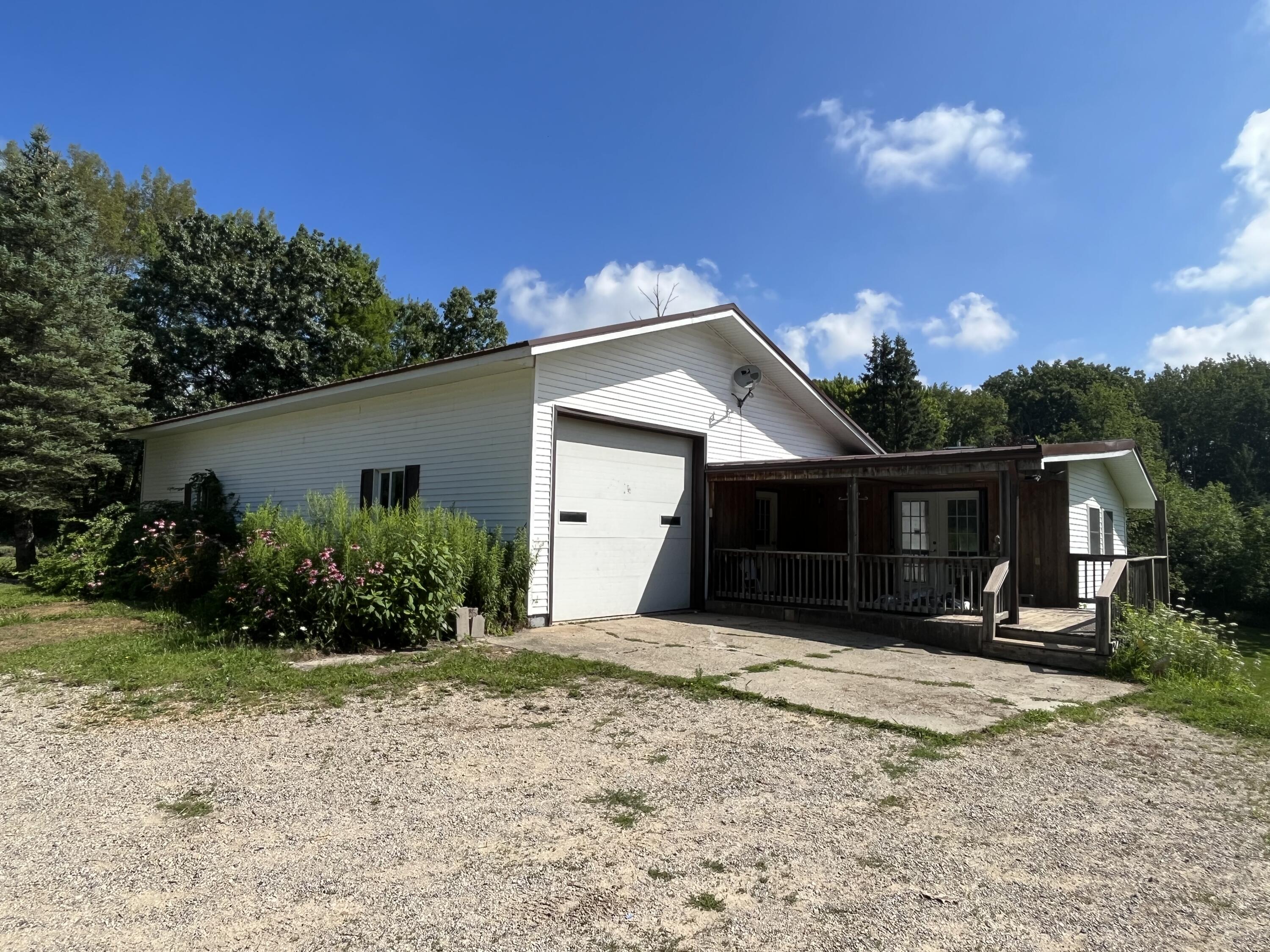 8519 Tamarack Road Lakeview, MI 48850 - Photo 3 of 27 D1A30FD5-50B4-41AD-AD26-51F58F229B2F