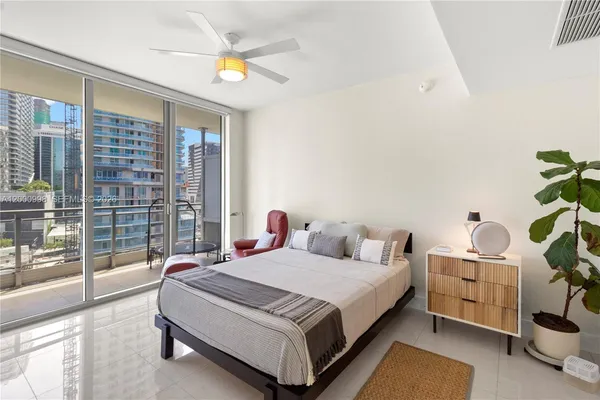 $4,500 | 92 Southwest 3rd Street, Unit 1202, Miami, FL 33130