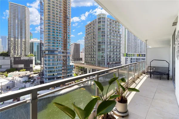 $4,500 | 92 Southwest 3rd Street, Unit 1202, Miami, FL 33130
