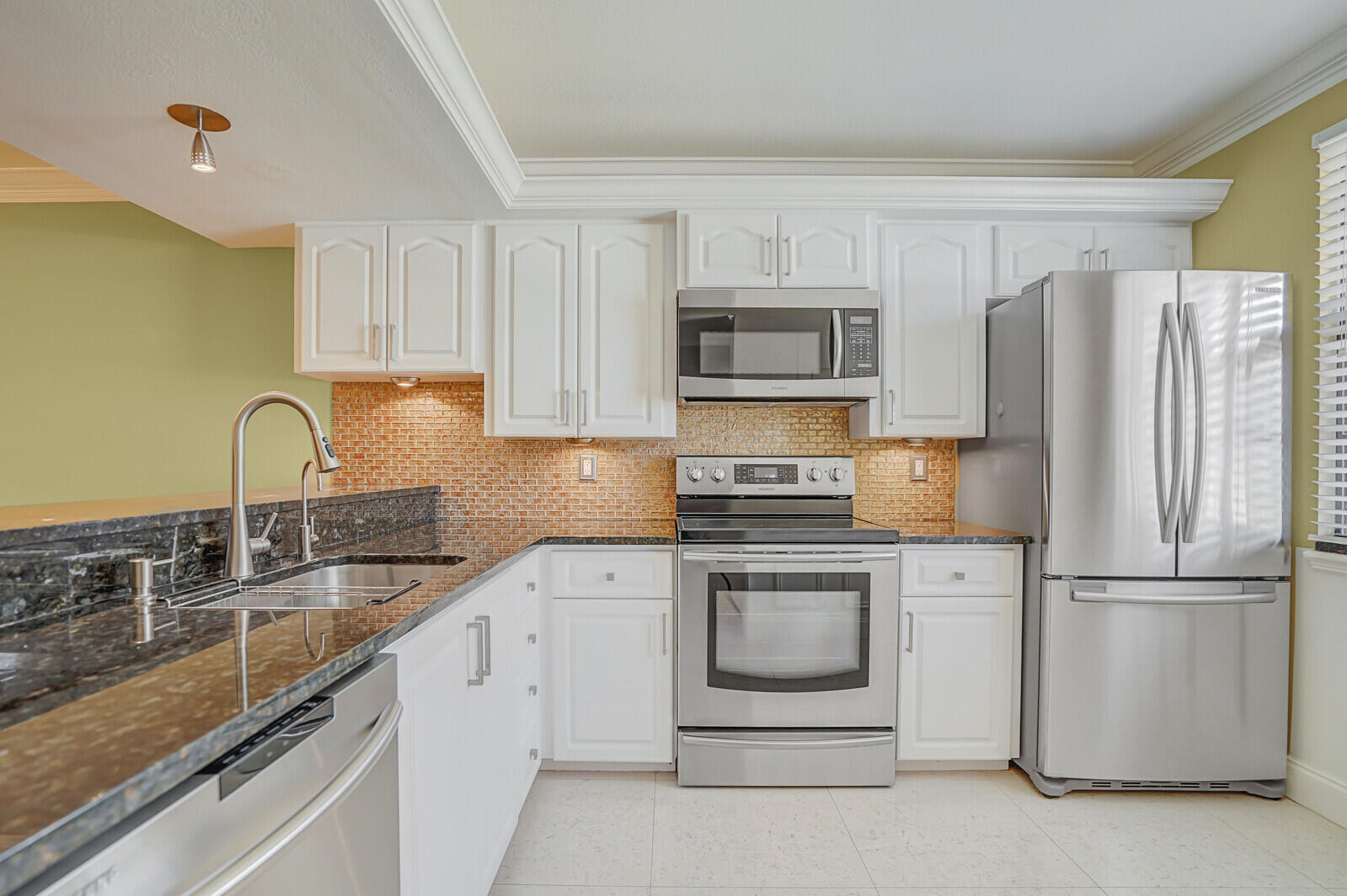 6073 Balboa Circle, Unit 105 Boca Raton, FL 33433 - Photo 3 of 35 03_Image_3_mls