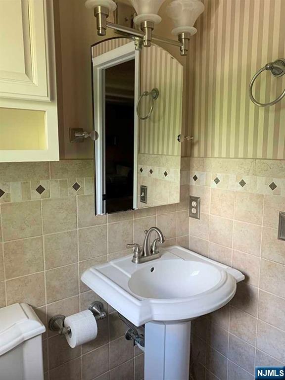 126 Hawthorne Avenue Park Ridge, NJ 07656 - Photo 19 of 22 a bathroom with a sink and a mirror