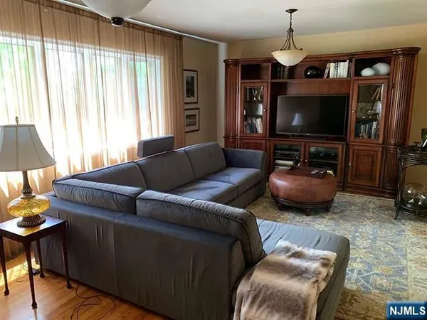 $4,800 | 126 Hawthorne Avenue, Park Ridge, NJ 07656