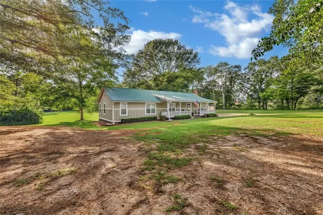 a view of a house with a yard