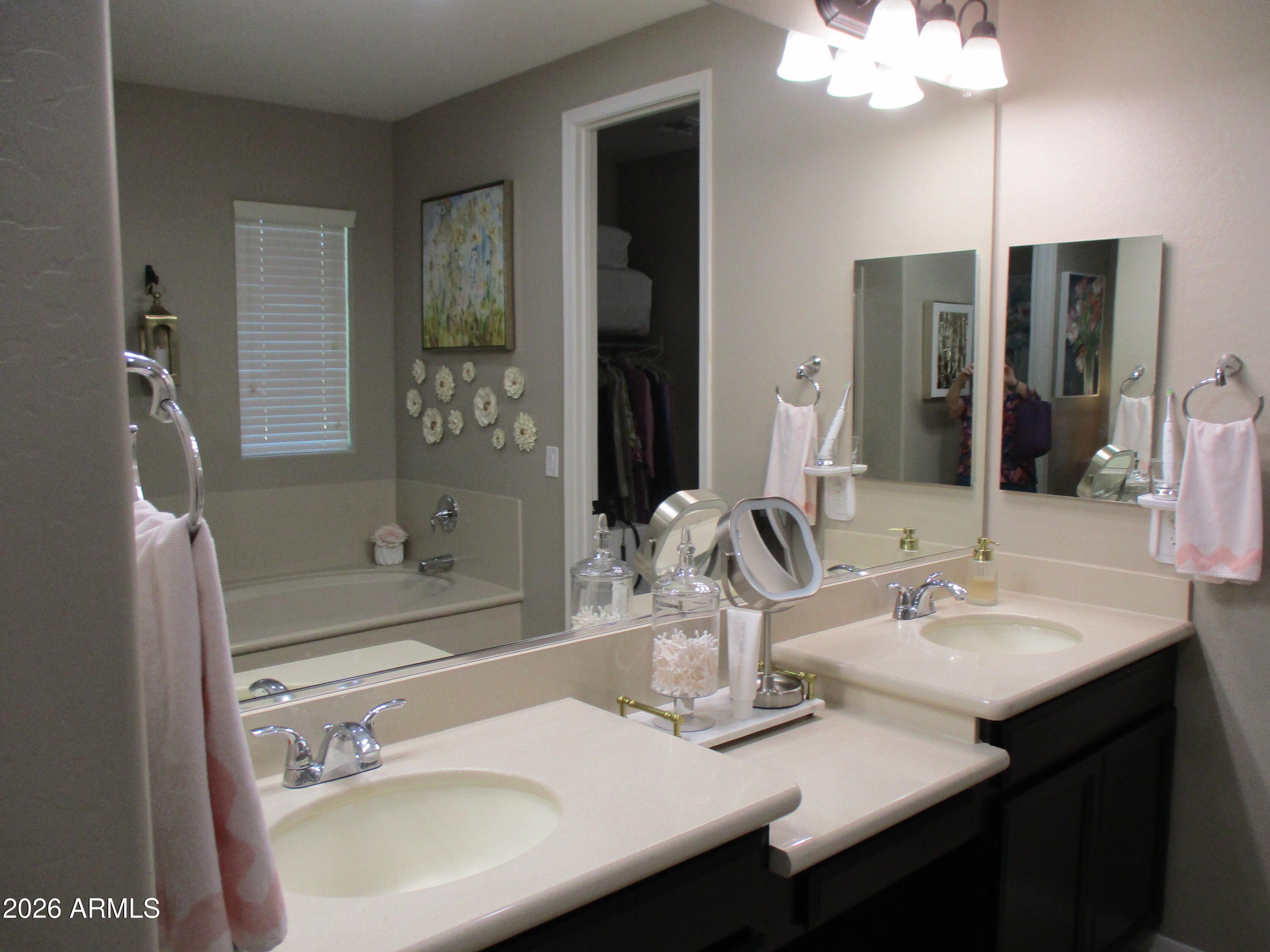 856 South Agnes Lane Gilbert, AZ 85296 - Photo 8 of 12 856 S Agnes Lane Primary Ensuite Double