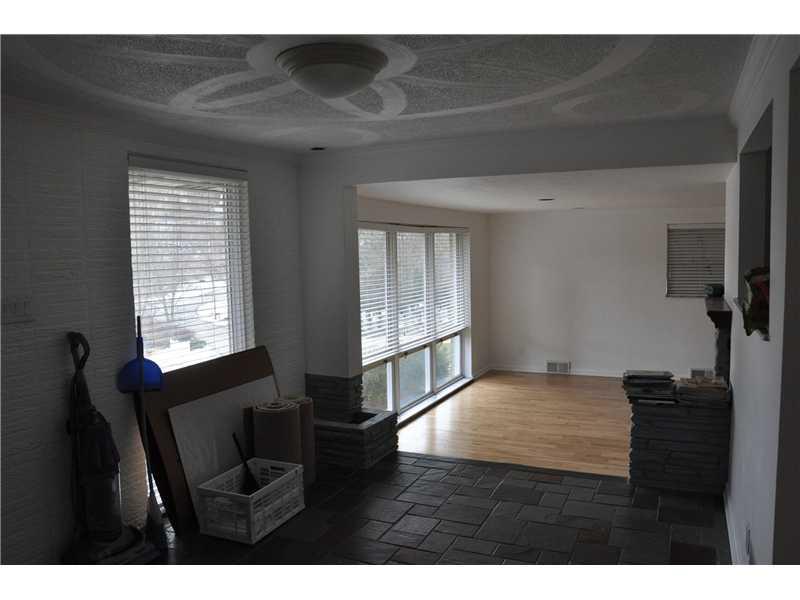 105 Oakhurst Road Pittsburgh, PA 15215 - Photo 11 of 12 Entry/Foyer. Lg. foyer opens to Living room