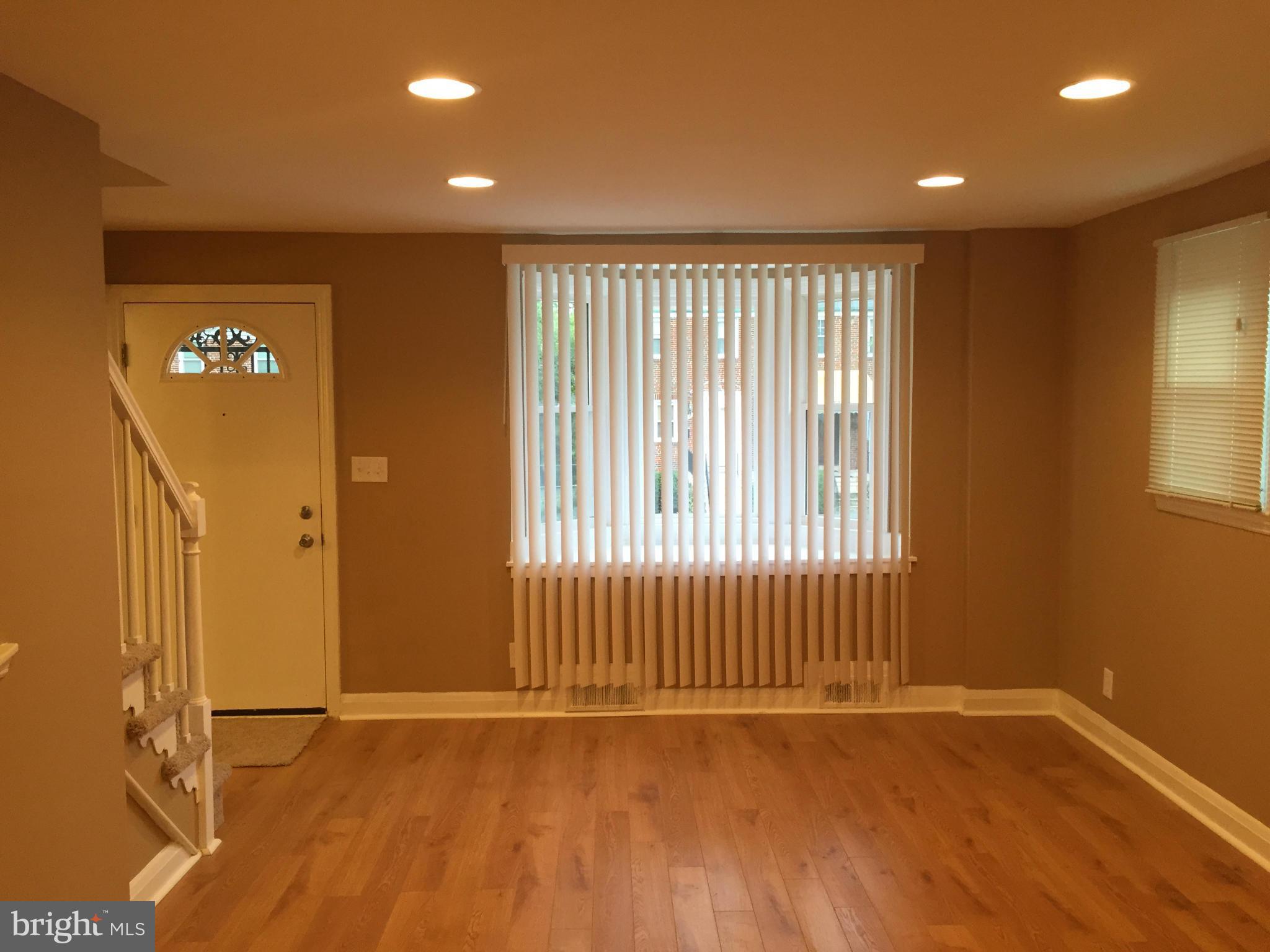 5030 West Hills Road Baltimore, MD 21229 - Photo 6 of 29 Living Room