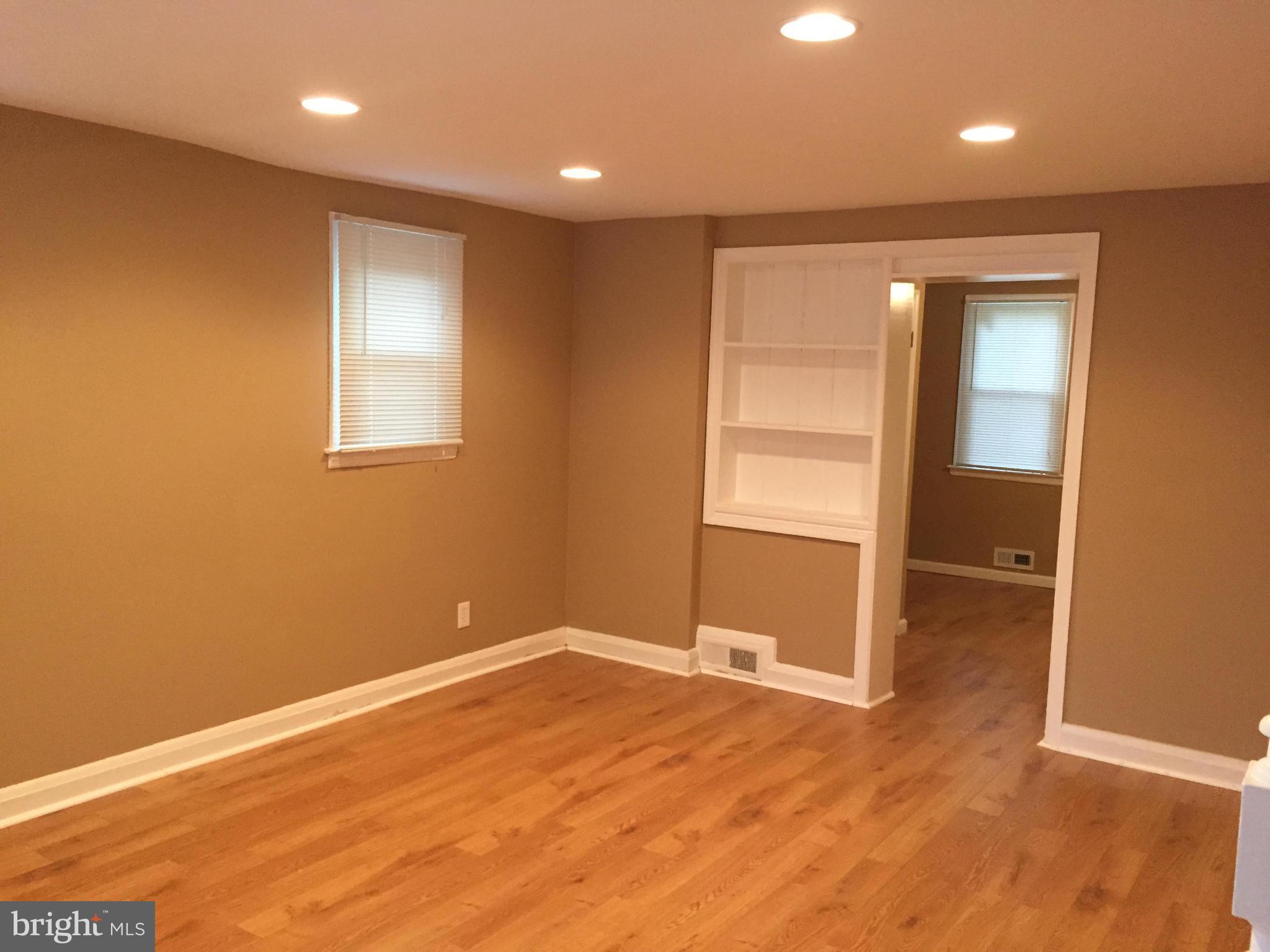 5030 West Hills Road Baltimore, MD 21229 - Photo 7 of 29 Living Room