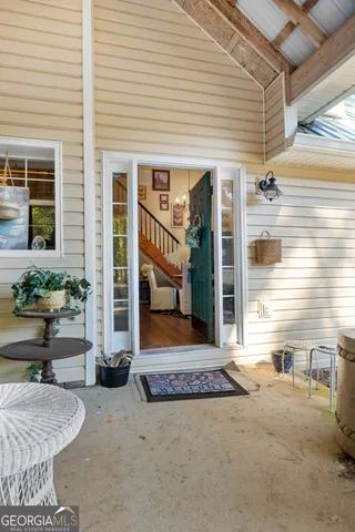 a view of entryway and hall
