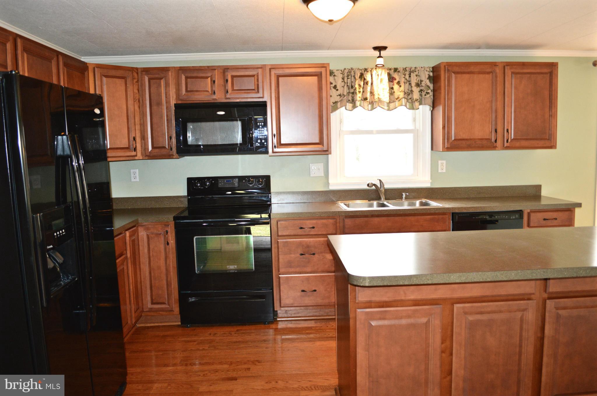 11812 Warner Road Keymar, MD 21757 - Photo 5 of 25 a kitchen with granite countertop a refrigerator and a stove