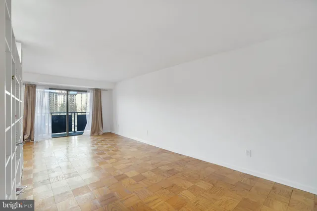 a view of entryway with window