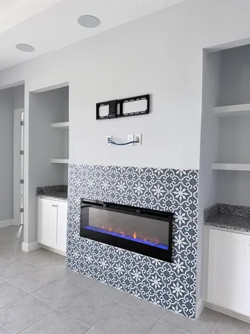 a view of an entryway with a livingroom