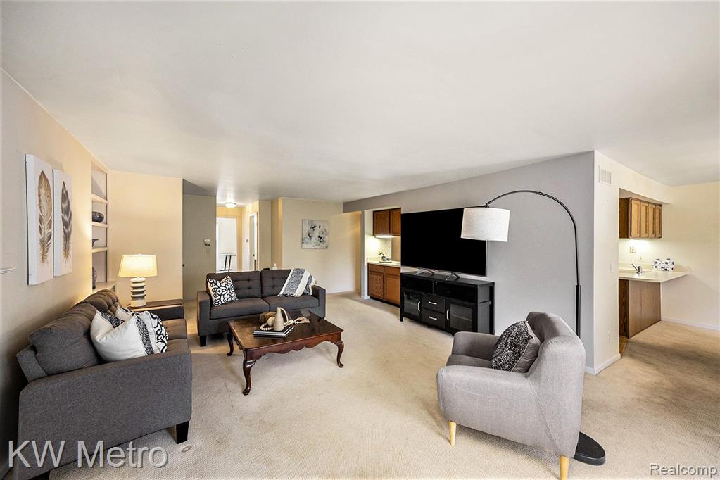 1695 Huntington Park, Unit D Rochester Hills, MI 48309 - Photo 4 of 24