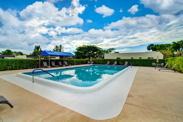 $1,900 | 219 Lake Meryl Drive, West Palm Beach, FL 33411