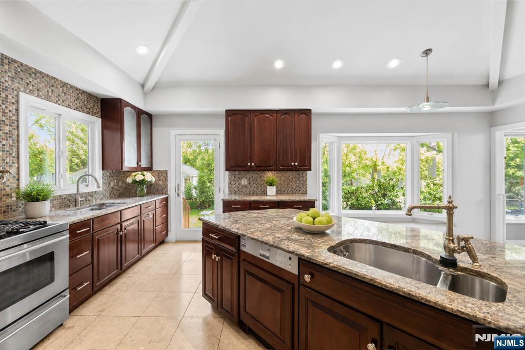 290 Dunkerhook Road Paramus, NJ 07652 - Photo 12 of 50