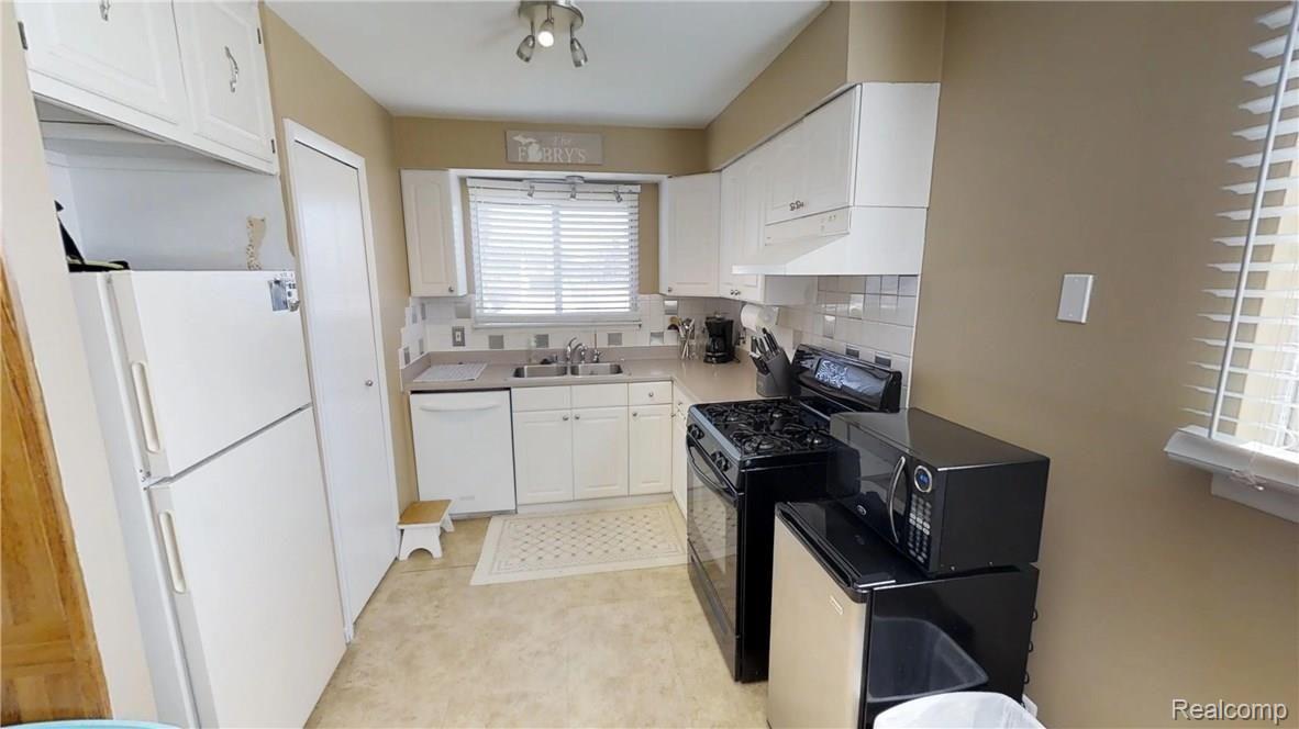 3725 Kent Road Royal Oak, MI 48073 - Photo 7 of 16 05 Kitchen.jpg