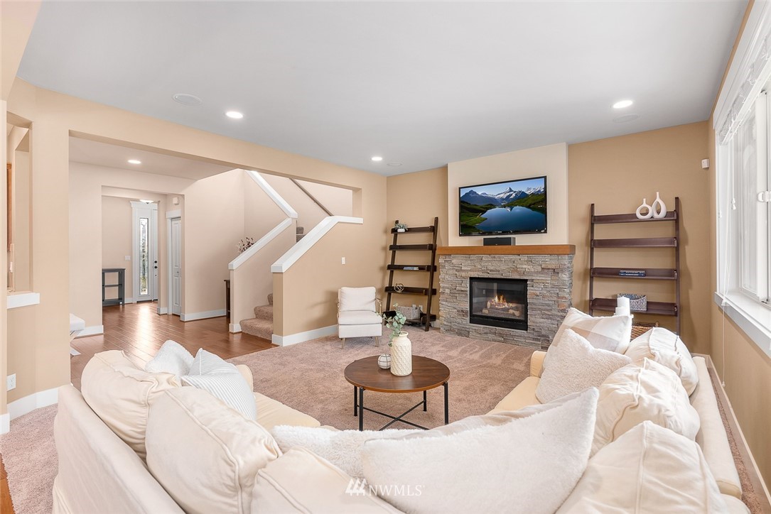 5526 Northeast 7th Place Renton, WA 98059 - Photo 3 of 30