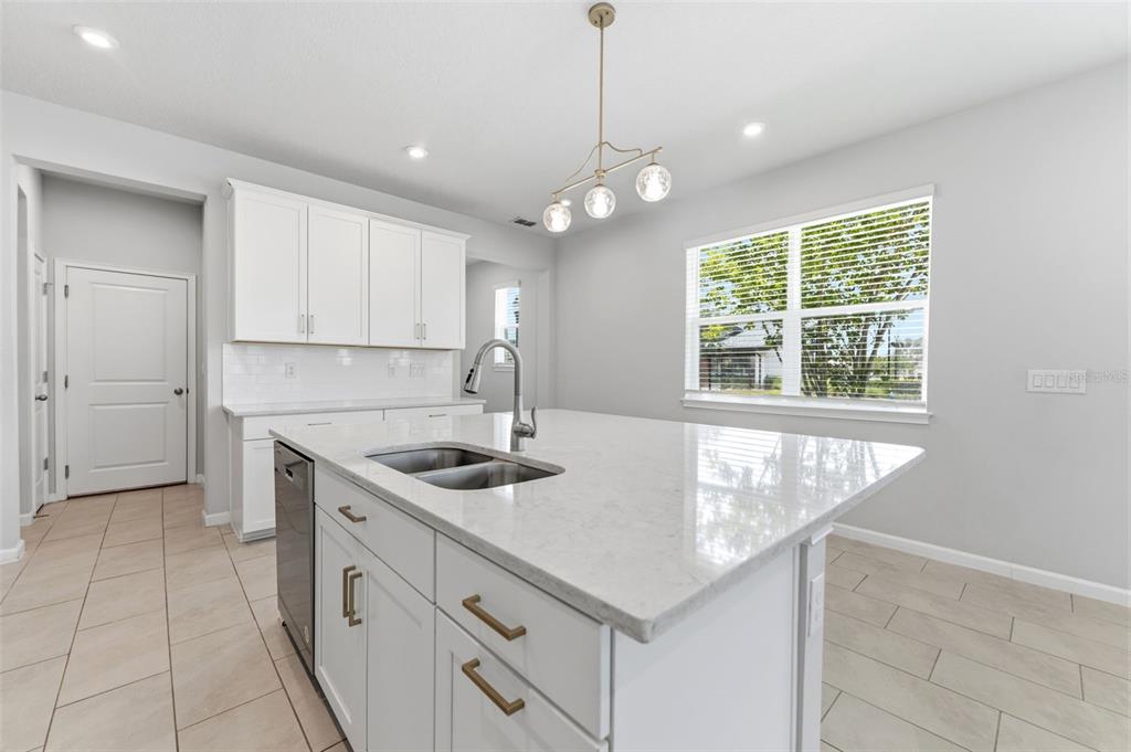 2587 Everglade Way Lutz, FL 33558 - Photo 8 of 41