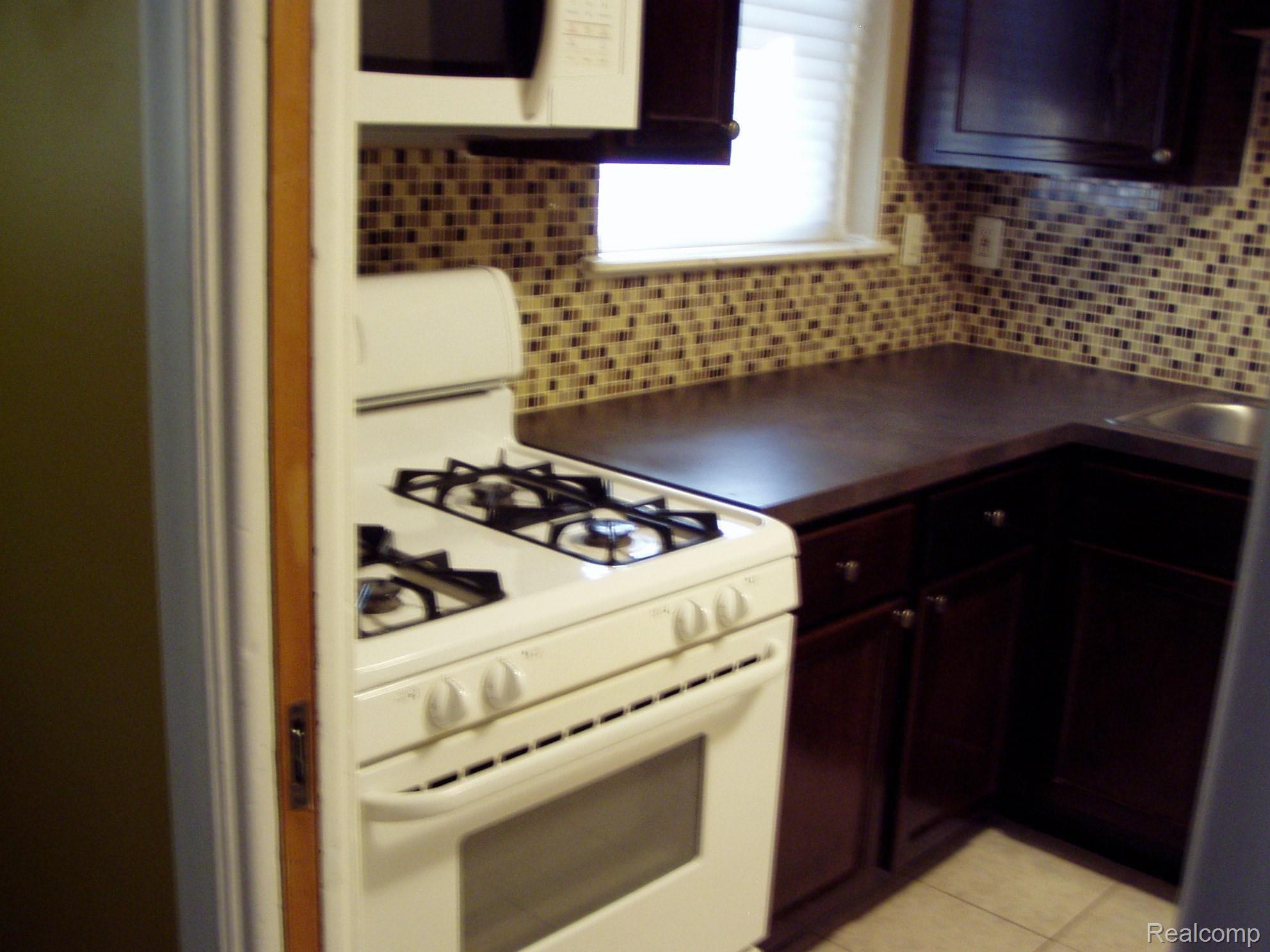 9735 Middlebelt Road Livonia, MI 48150 - Photo 5 of 23 Microwave and Stove