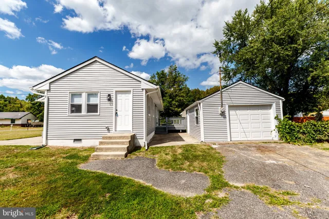 a view of a house with yard and a tree