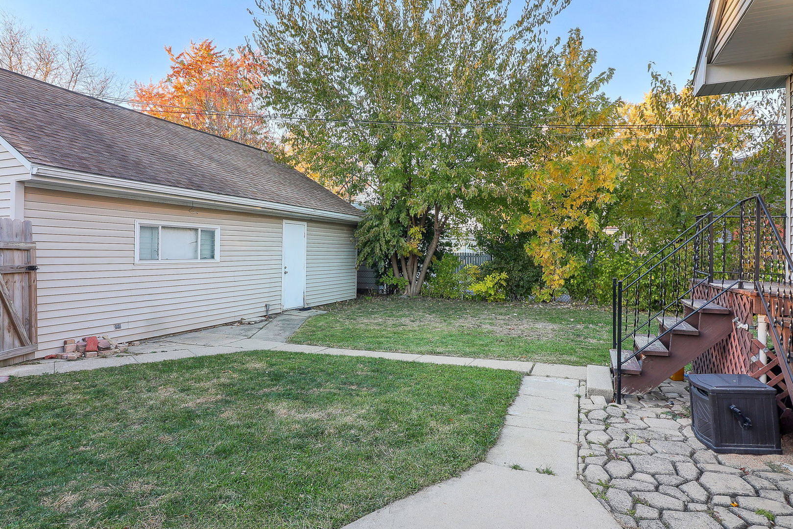 3210 Madison Avenue Brookfield, IL 60513 - Photo 22 of 27 a backyard of a house with lots of green space