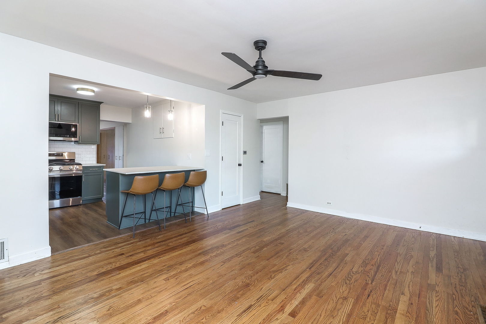 3210 Madison Avenue Brookfield, IL 60513 - Photo 5 of 27 a view of a livingroom with furniture and wooden floor