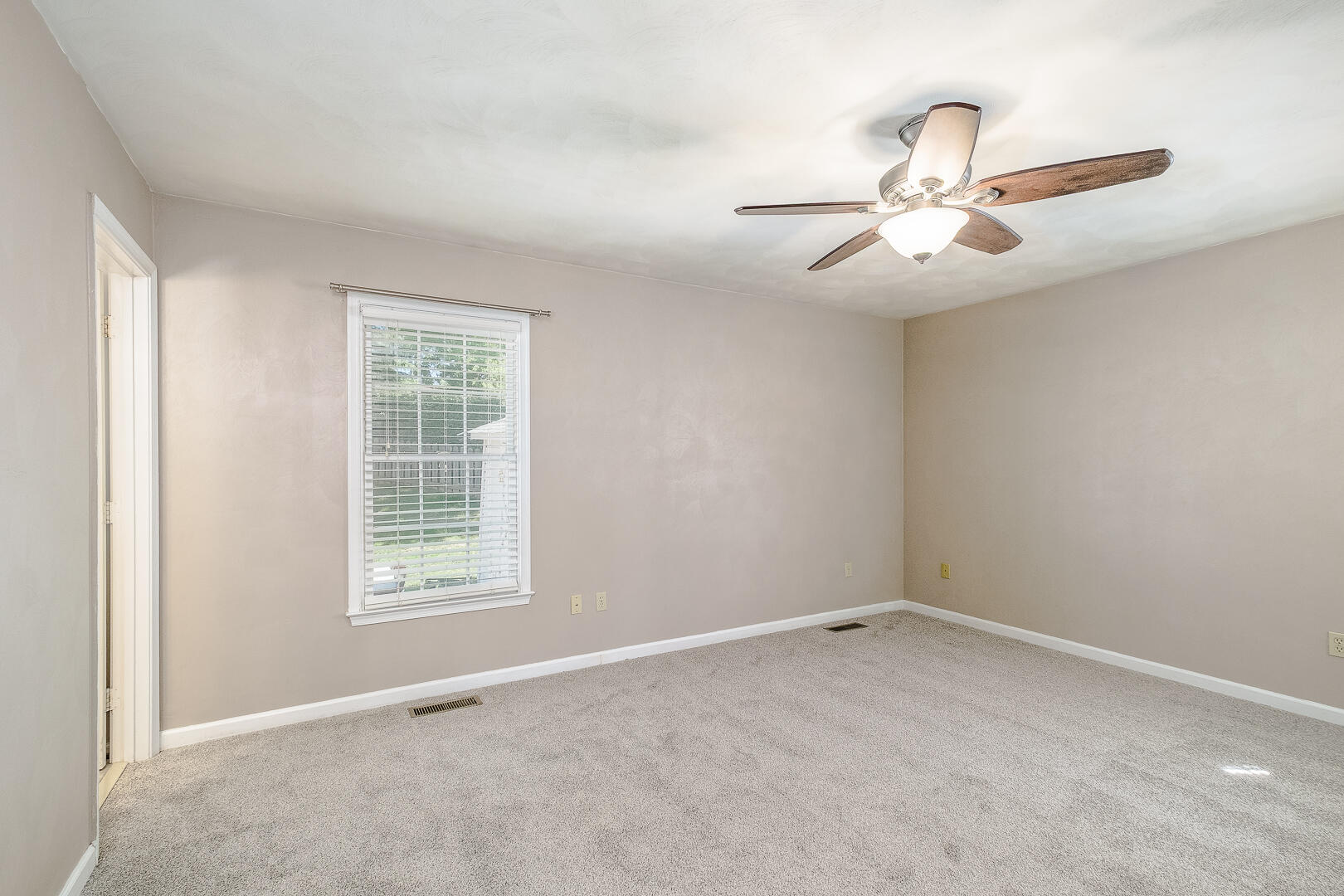 5443 Setter Road Roanoke, VA 24012 - Photo 21 of 42 an empty room with windows and fan