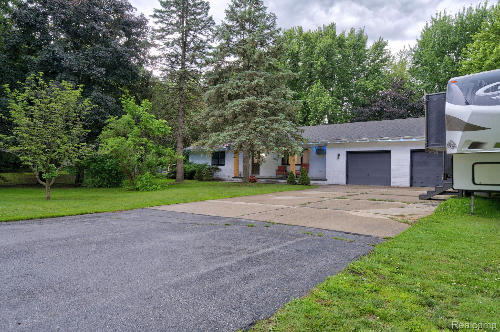 5330 Sheridan Road Saginaw, MI 48601 - Photo 7 of 50 Ranch-style residence featuring a white exterior and a dark roofline