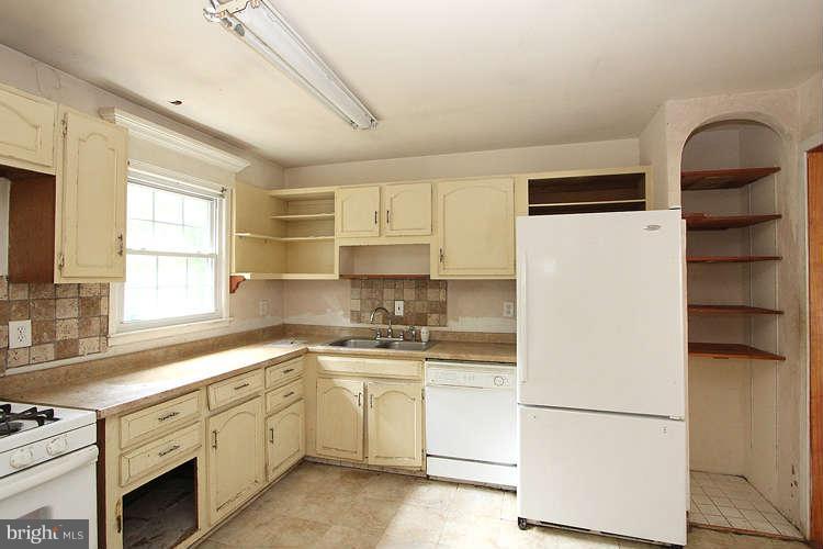 13611 Kingsman Road Woodbridge, VA 22193 - Photo 11 of 24 Kitchen