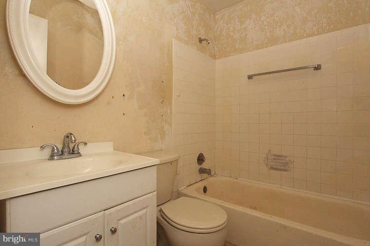 13611 Kingsman Road Woodbridge, VA 22193 - Photo 13 of 24 Bath